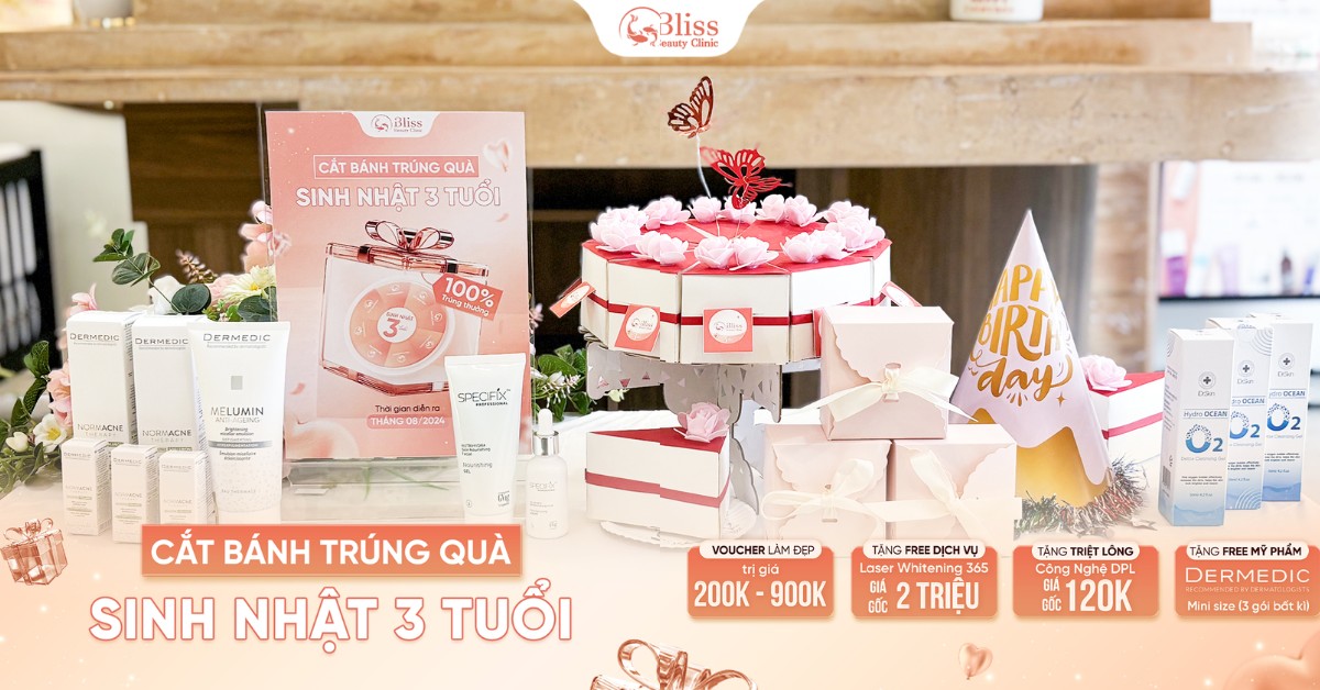 Cắt bánh trúng quà